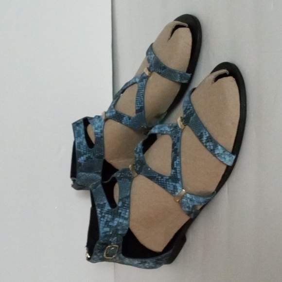 Steve Madden Gladiator Style Sandals 10B Blue Snake Print. Preowned - Picture 1 of 9
